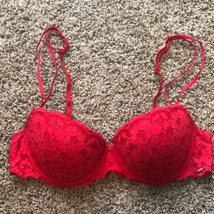 Red lace VS Pink bra